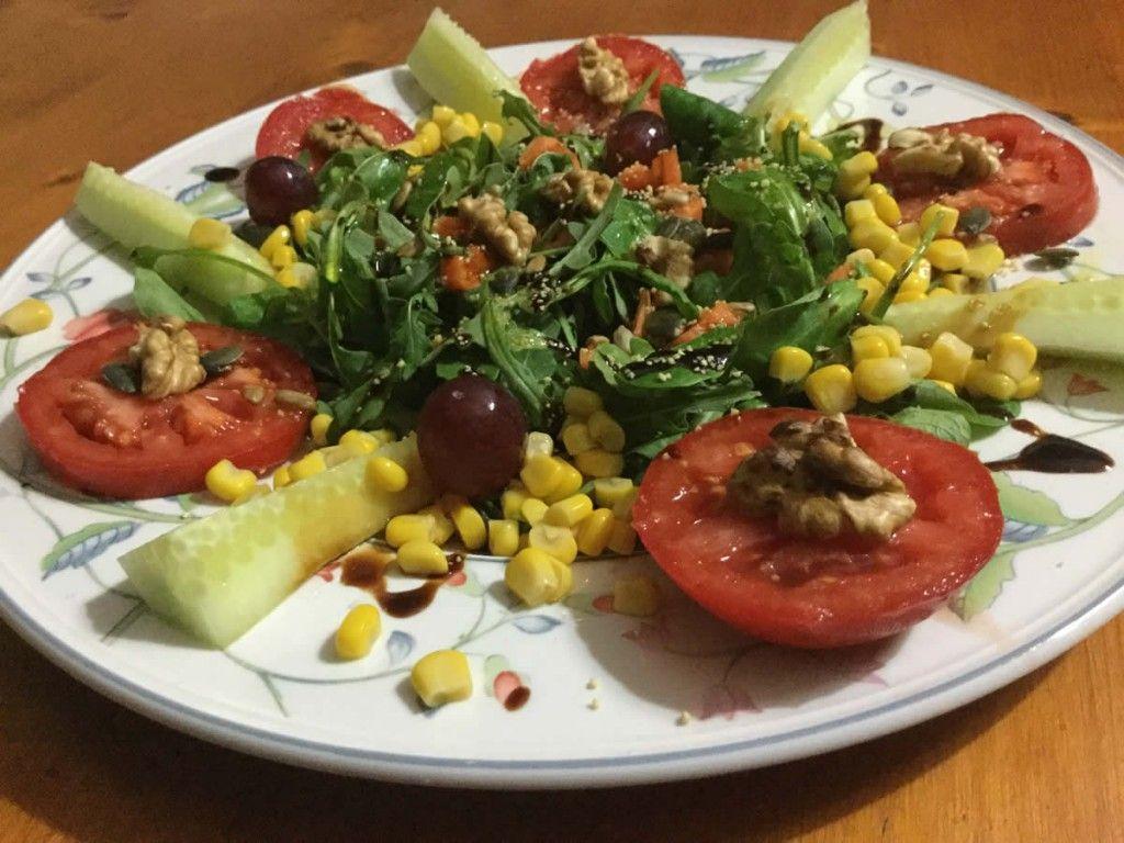 dieta saludable para todos los sentidos. Combinación de alimentos saludables. Ensalada de vegetales, frutas y frutos secos.