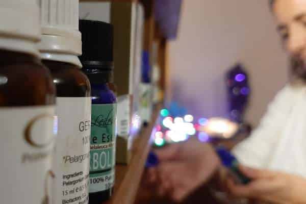 Conchi mezclando aceites esenciales